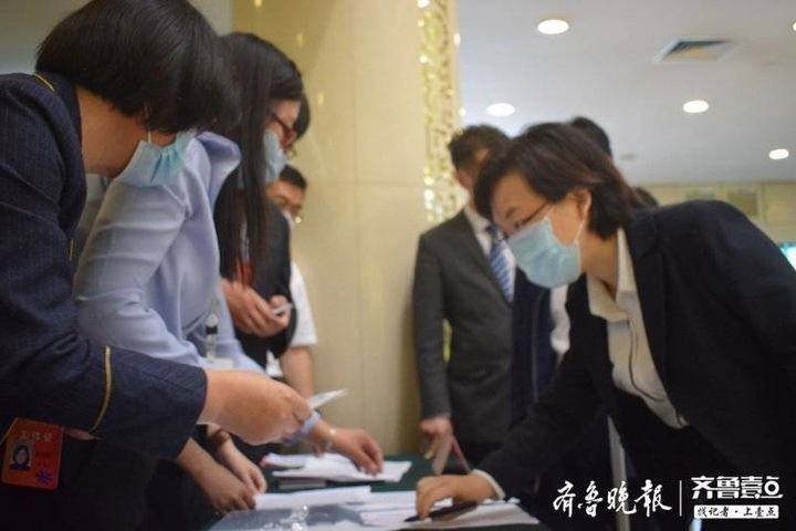 刷脸报到送健康包 济南市人大代表报到亮点颇多