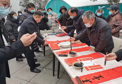 山东聊城市直书画家协会：写春联到阳谷