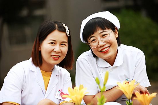 百合开几朵，朵朵摄人魄