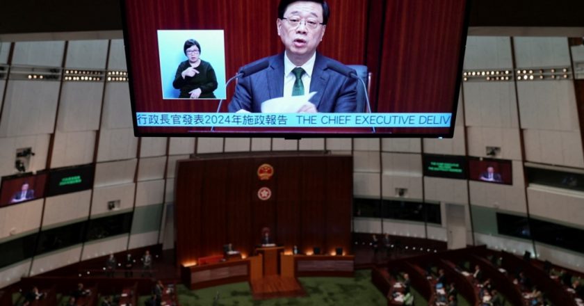 挥舞国安大棒严厉整肃民主派后，香港特首欲推动改革重振经济 