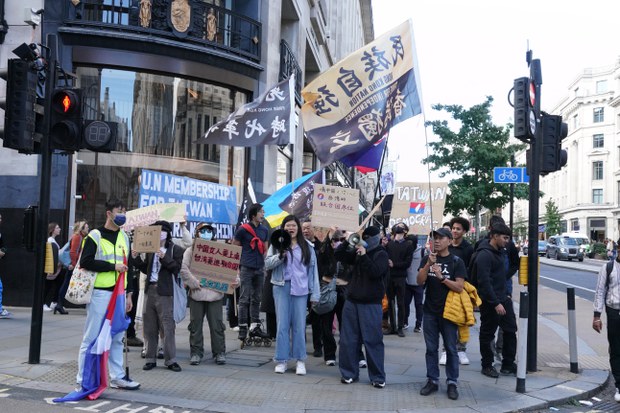 在英台湾人首度上街支持台湾入联　大陆人、香港人并肩声援