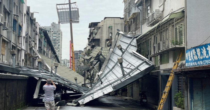 台风“康妮”重创台湾后，给福建沿海带来狂风暴雨，然后向日本方向移动