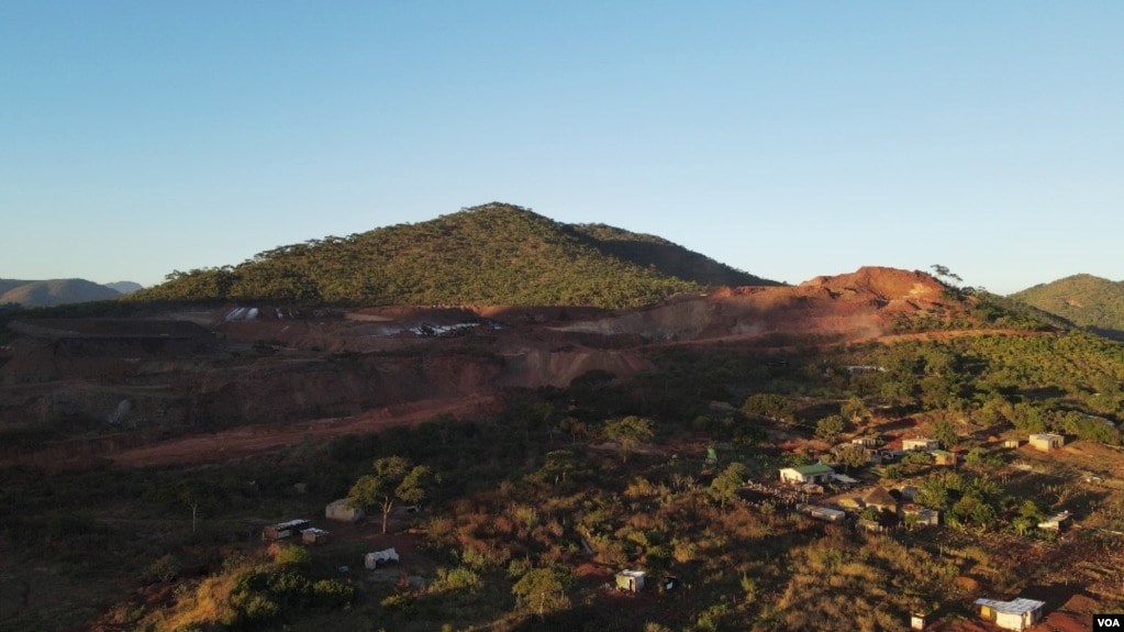 津巴布韦盘赫龙格地区的中非汇金(Sino Africa Huijin)大规模采矿作业鸟瞰图。大规模的露天矿坑从山腰上凿出，清晰可见。采矿地点距离居民区很近，引发了当地人对环境污染和社区风险的担忧。(2024年9月17日) (美国之音/伊诺斯·丹赫尔)