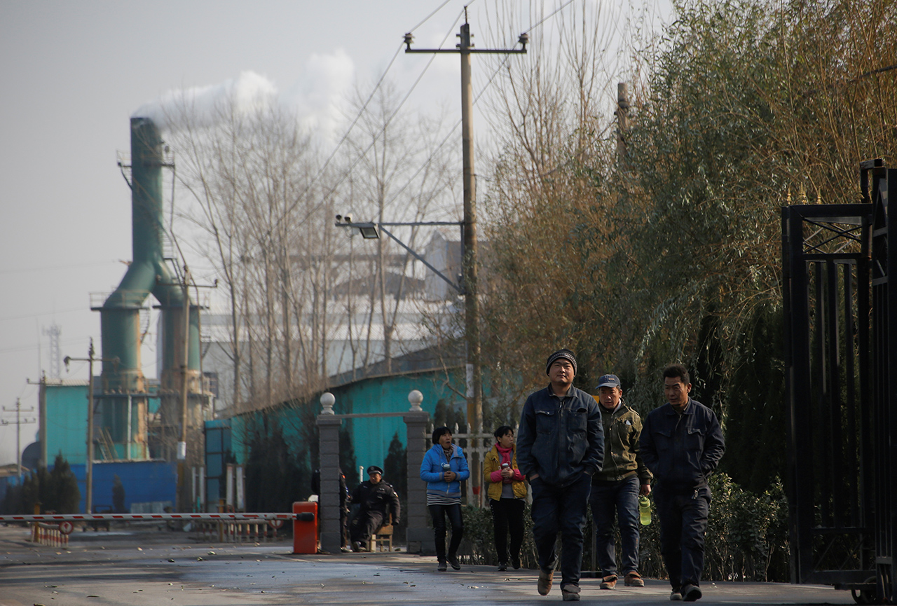 图为河北省石家庄市附近的农村高邑县，工厂工人下工。(路透社资料图片)