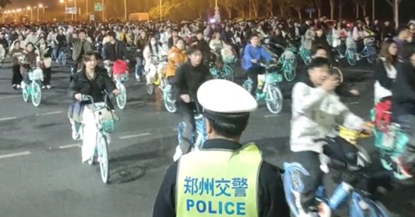 数万大学生“夜骑开封”触动当局敏感神经，警方封路学校闭门不让学生外出