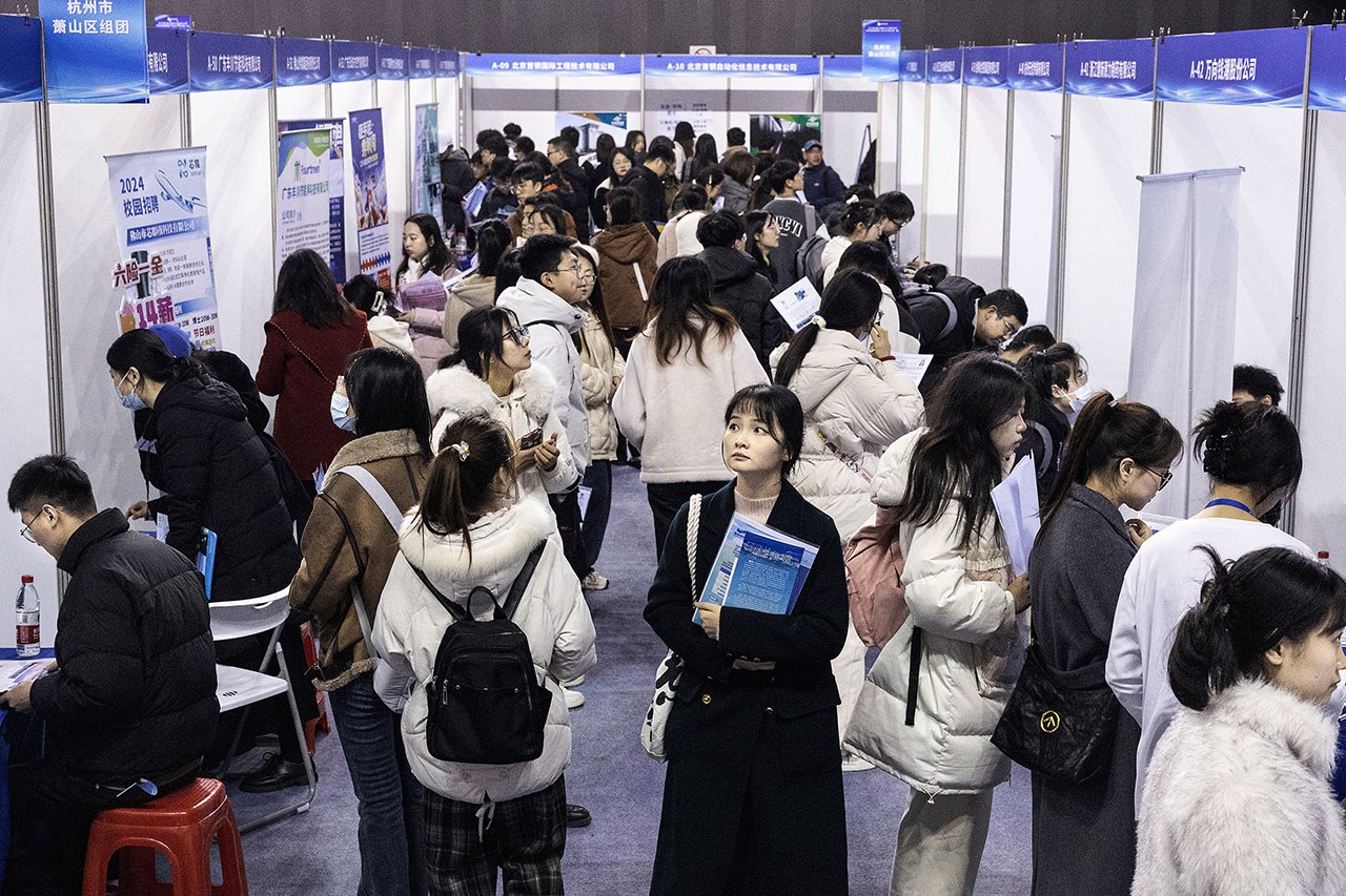 2024年3月6日，大学生参加武汉举办的招聘会。（法新社图片）