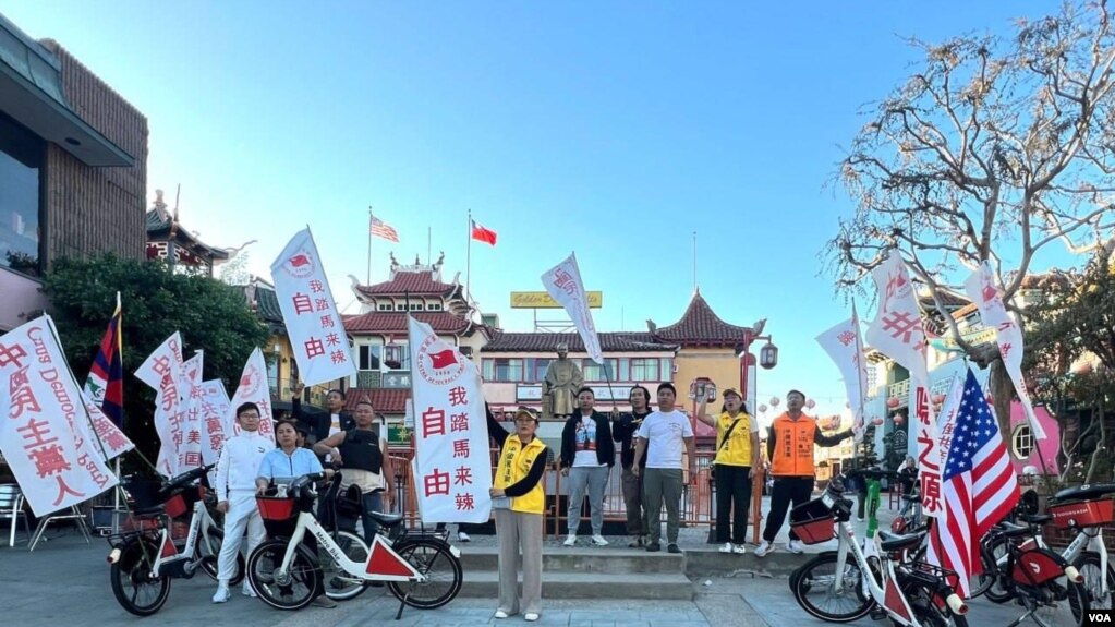 11月16日，骑行活动参与者在洛杉矶唐人街孙中山雕像前合影，美国之音 张木林 拍摄