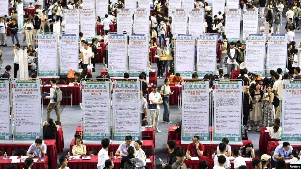 资料照片：中国安徽省大学毕业生在合肥市举行的一个招聘会上寻找工作。（2023年9月4日）