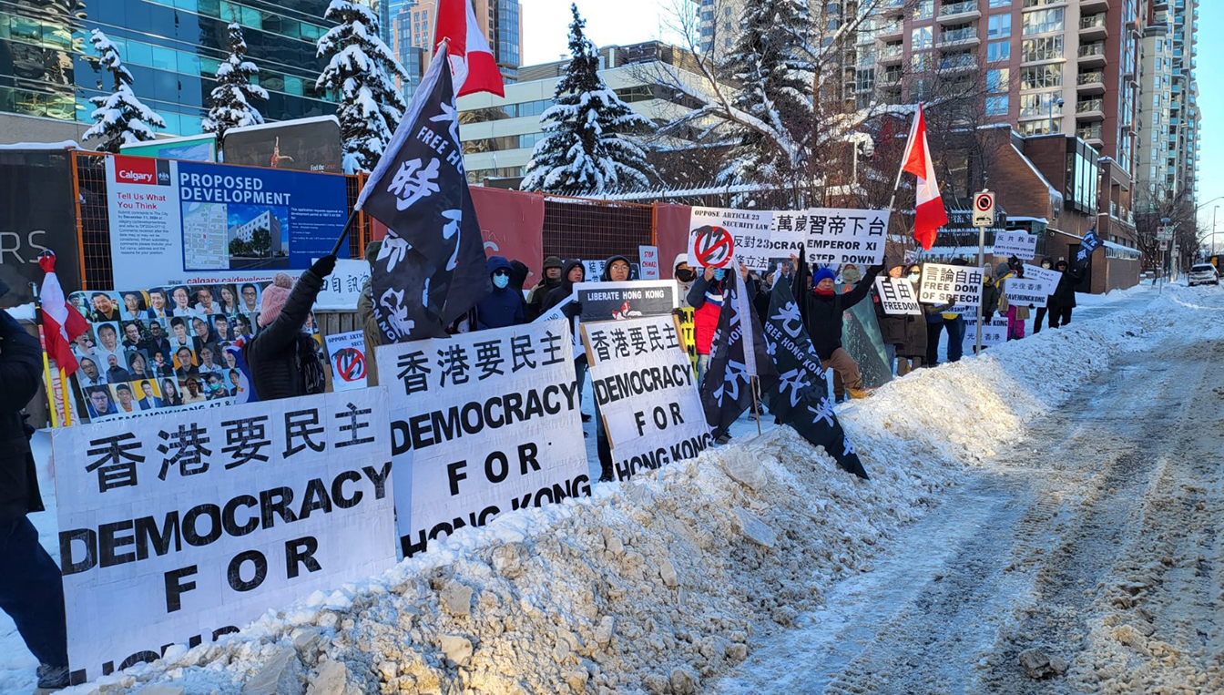 尽管顶着风雪，但仍有不少卡尔加里民众走上街头声援香港。   (卡尔加里香港之友提供)