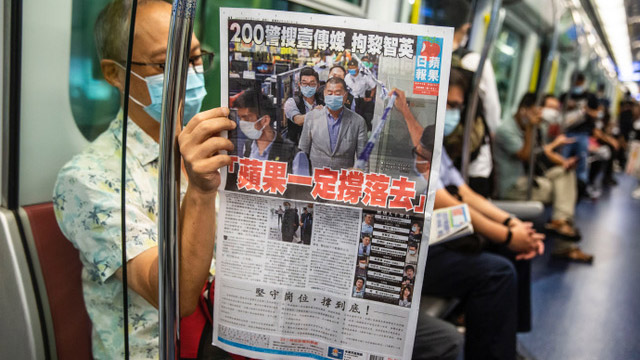 香港民众在黎智英遭羁押后隔日大买苹果日报，对黎智英表示支持，使苹果日报从一天本来只印七万份，紧急加印到55万份。(法新社)