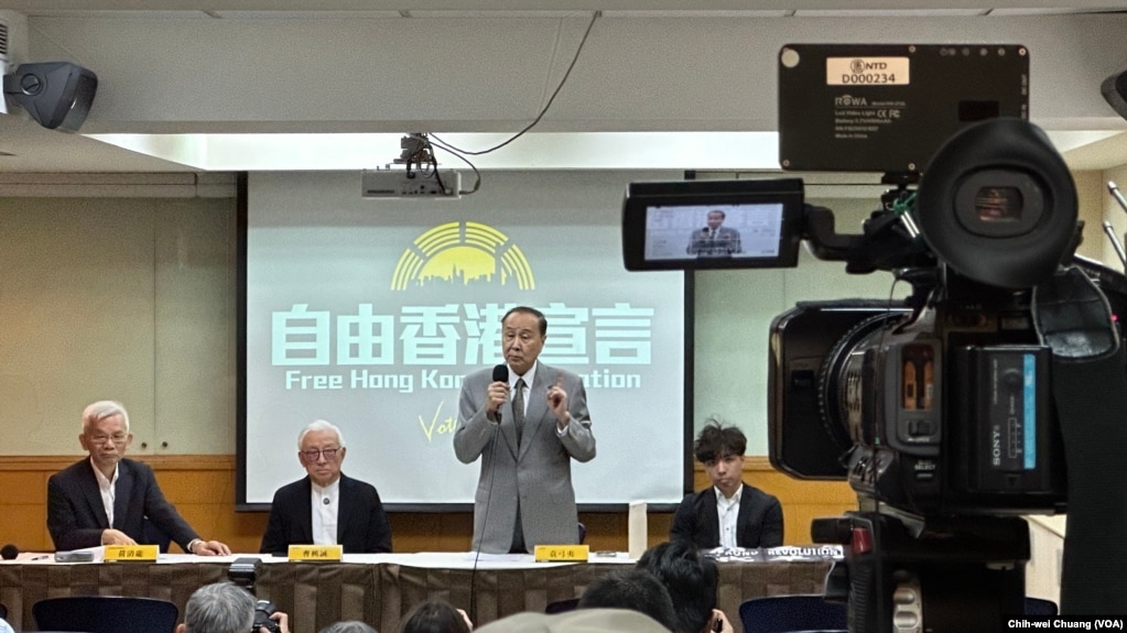 2024年12月5日，“香港议会筹委会”发起人袁弓夷在台北举行的新闻发布会上发言。(美国之音特约记者庄志伟拍摄)