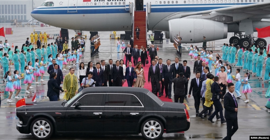 资料照：中国官员在杭州机场欢迎叙利亚总统阿萨德与夫人乘坐中国航空公司的飞机抵达。（2023年9月1日）