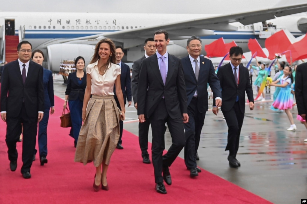 资料照：叙利亚总统阿萨德和夫人乘坐中国国际航空公司的飞机抵达中国杭州参观访问。（2023年9月1日）