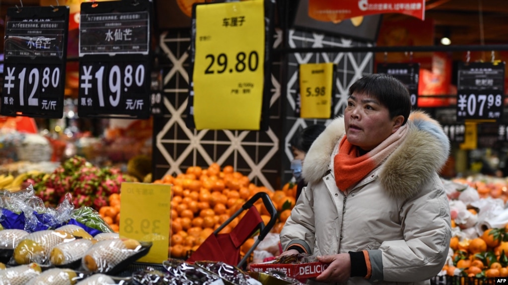 资料照片：一名顾客在中国东部安徽省阜阳市的一家超市选购蔬菜和水果。(2024 年2月8日)