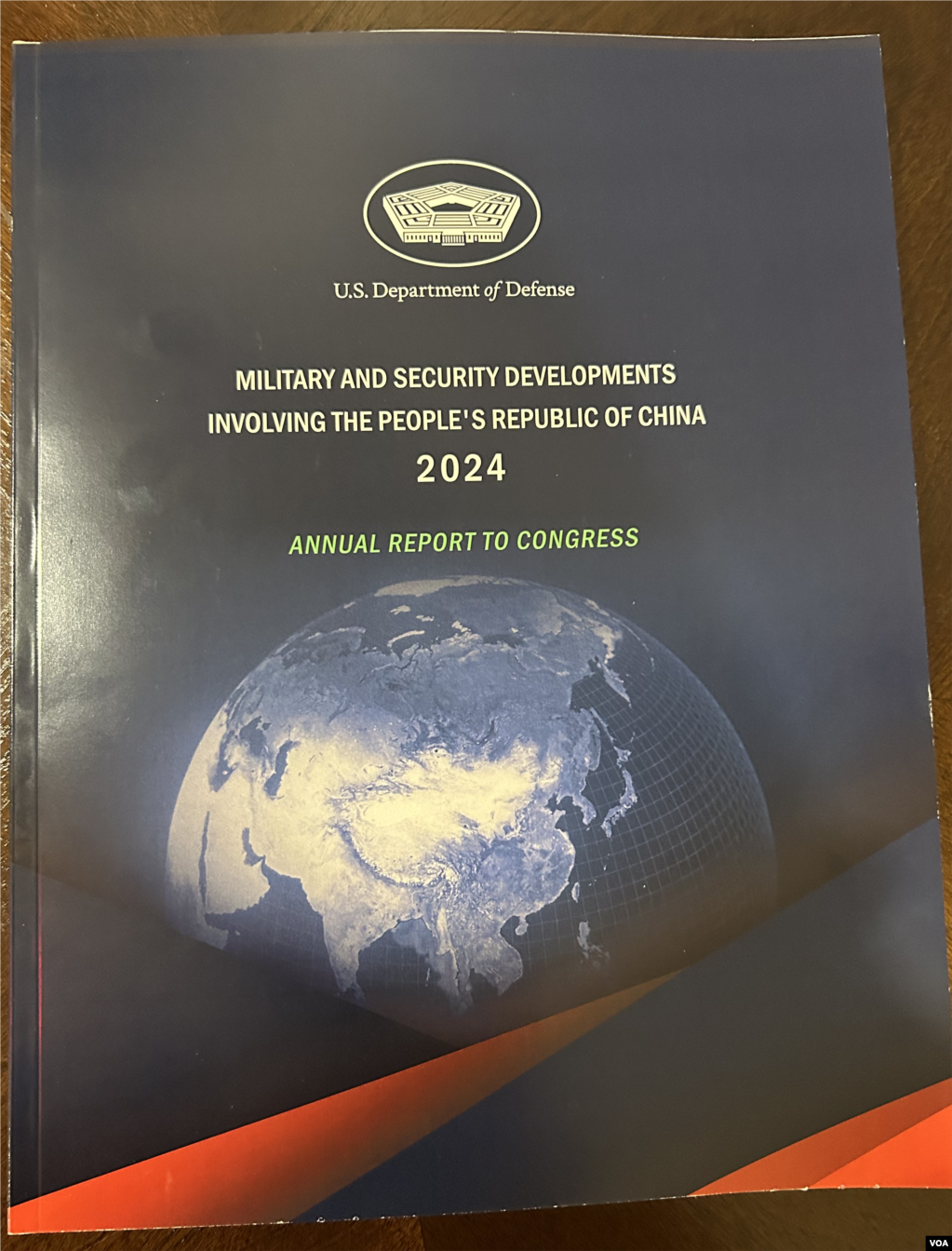 美国国防部发布的2024年中国军力报告封面。(2024年12月18日，美国之音锺辰芳拍摄)