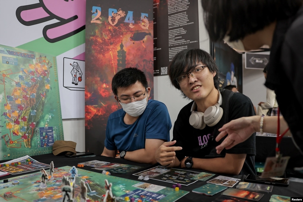 台湾台北的开发商在测试Mizo Games的一款以模拟两岸台海战争为背景的新桌面游戏《2045》。(2024年9月22日)