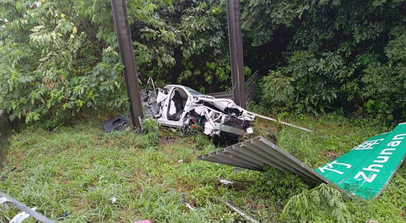 天雨路滑 竹县国道男子开车自撞护栏 冲出边坡轻伤