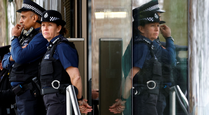 英国火车撞上亚马逊货车 送货司机当场死亡