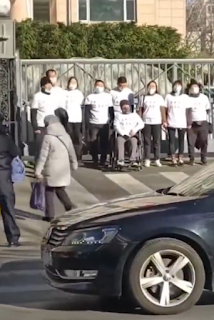 新冠疫苗受害者示威三周年 钱大龙被抓捕、微博账号被消失 身患重病的孙娜啦被骚扰摔倒  刘燕赴国家卫健委抗议