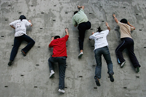 “家里供不起上班”上热搜 引全网热议