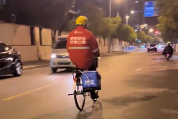 电瓶车被强限速后,上海街头出现惊人一幕…