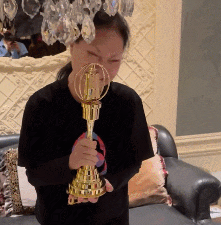 S妈手捧金钟奖落泪!家中大S遗像疑曝光