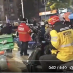 继长沙后  四川自贡再现外卖骑手群体抗议