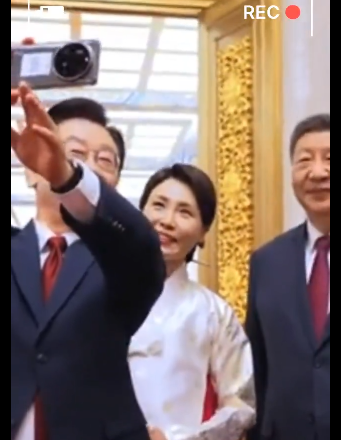 李在明持小米手机与习近平自拍 网友热议