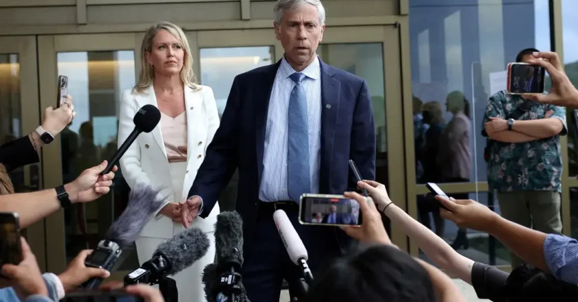 马杜罗律师是翻案高手？“V字剪刀手”背后或在传达…